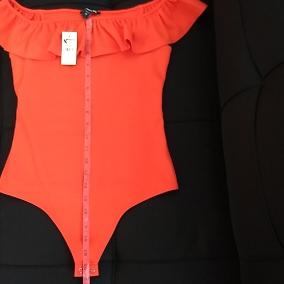 Express Ribbed Ruffled Off The Shoulder Bodysuit - Picture 4 of 12